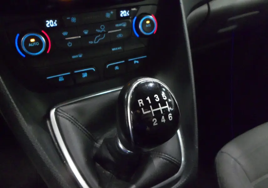 Gros plan sur le levier de vitesses manuel noir du Ford Grand Tourneo Connect 2020 avec commandes climatisation en arrière-plan.