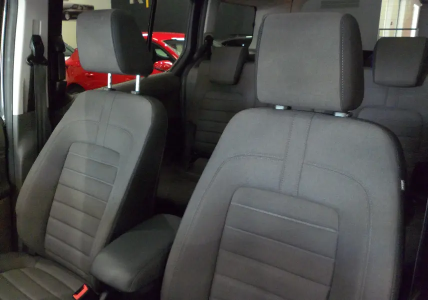 Gros plan sur les sièges avant en tissu gris du Ford Grand Tourneo Connect 2020, version Titanium 7 places.