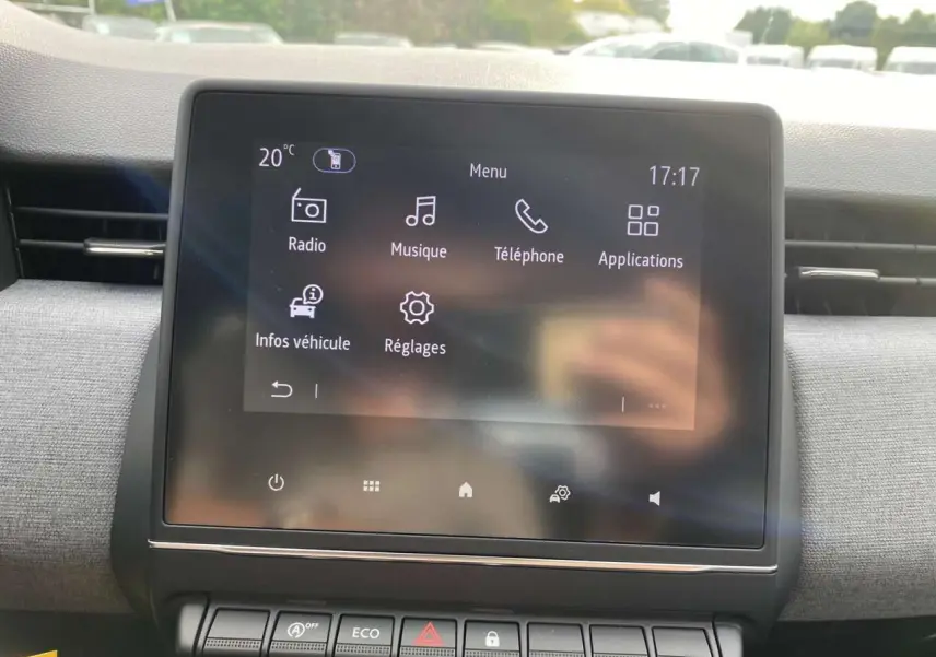 Écran tactile Easy Link 7 pouces de la Renault Clio 2025, affichant menu radio, musique et téléphone, intérieur noir.