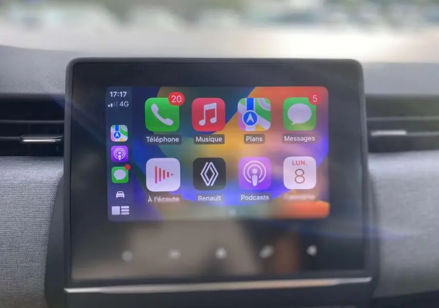 Écran tactile 7 pouces du système Easy Link affichant les applications Apple CarPlay dans une Renault Clio 2025.