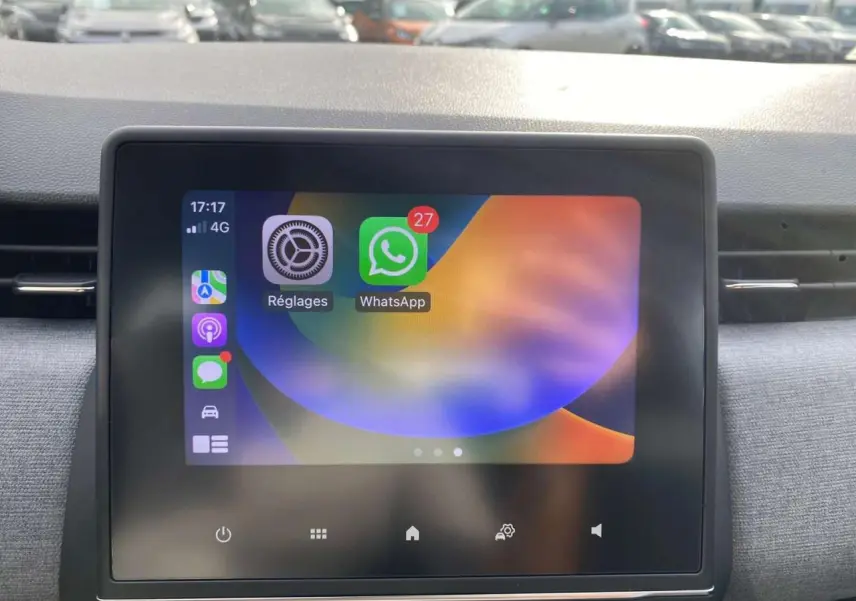 Écran tactile 7 pouces du système Easy Link affichant des applications, intérieur Renault Clio noir étoilé 2025.