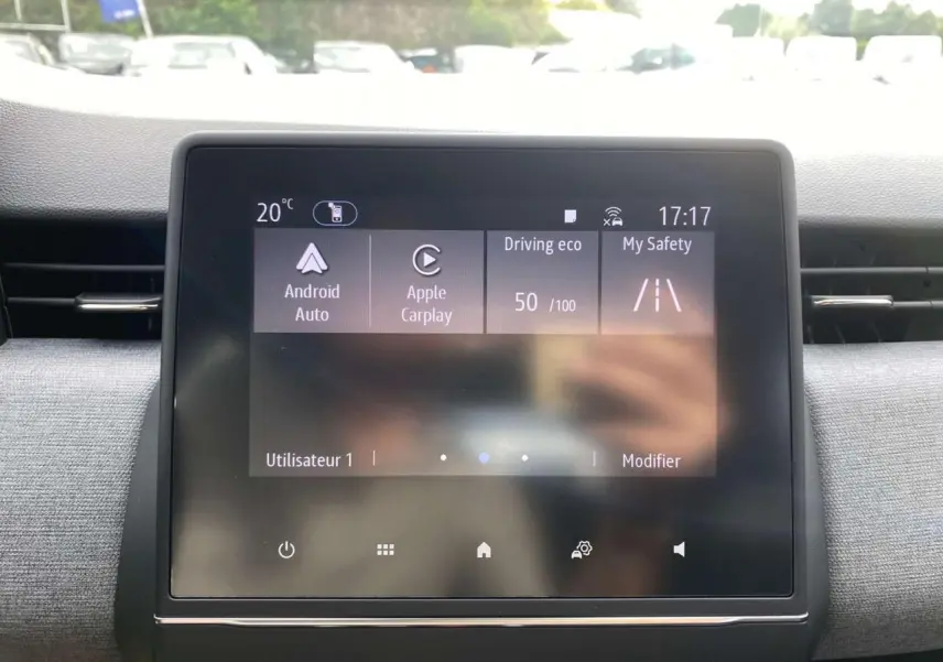 Écran tactile central de la Renault Clio 2025 affichant Android Auto et Apple CarPlay en intérieur noir.