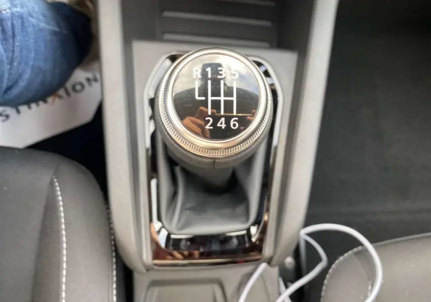 Le levier de vitesses manuel de la Renault Clio 2025 en gros plan, avec coutures blanches sur la console centrale.