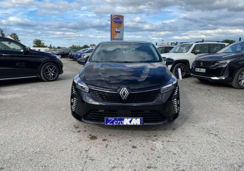 Renault Clio Evolution noire étoile vue de face, avec calandre noire et phares LED distinctifs allumés.