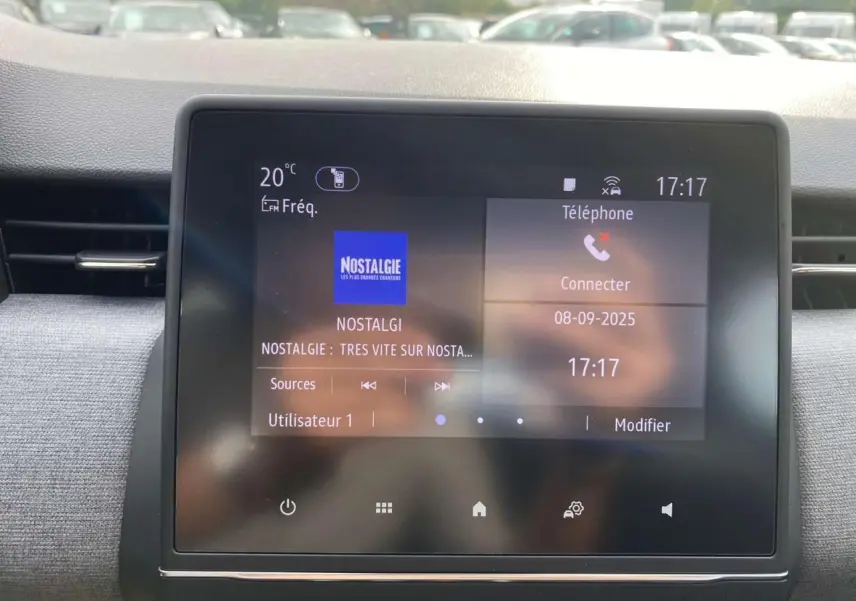 Écran tactile 7 pouces Easy Link affichant radio et téléphone dans Renault Clio Evolution 2025.