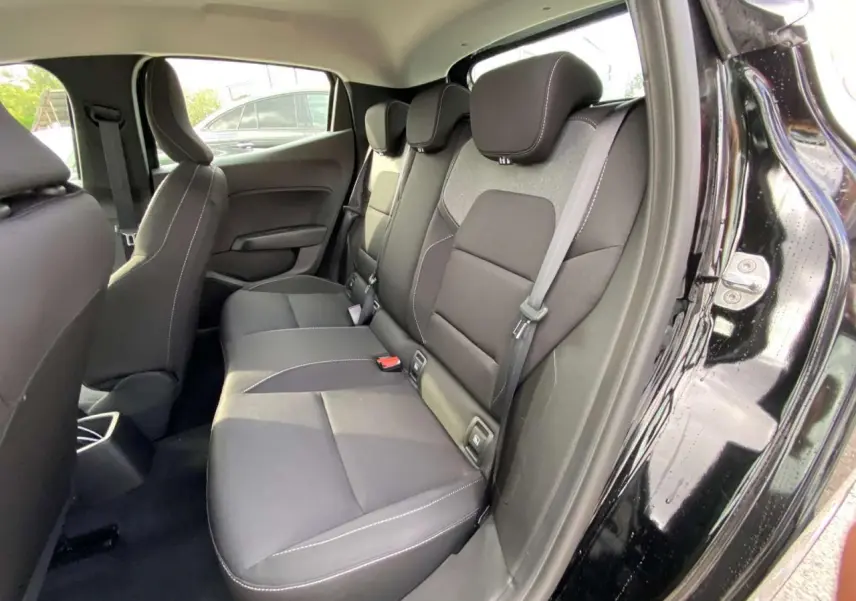 Vue intérieure côté droit des sièges arrière en tissu noir avec surpiqûres blanches d'une Renault Clio 2025 Noir Étoilé.