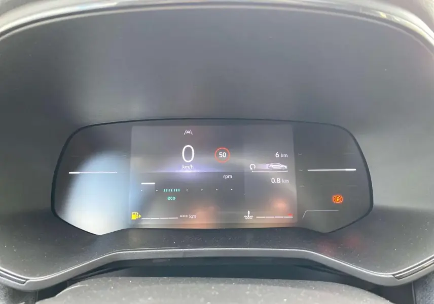 Tableau de bord numérique de Renault Clio 2025 affichant vitesse, limite à 50 km/h et indicateurs d'économie et parking.