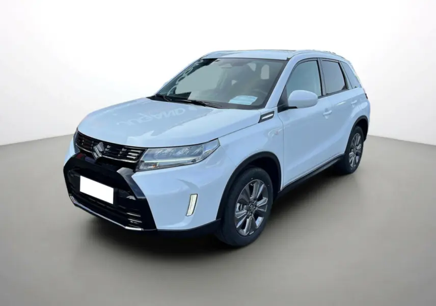 Suzuki Vitara 2025 blanc nacré en vue 3/4 avant droit avec calandre noire et jantes alliage sombres.