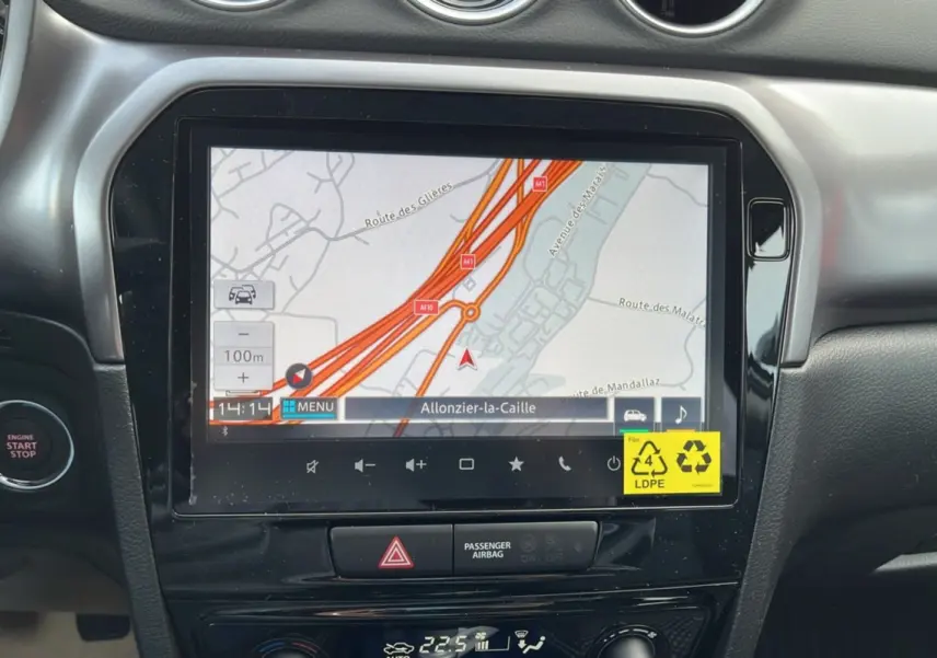Écran tactile central avec navigation GPS dans l'habitacle du Suzuki Vitara 2025, finition Privilège.
