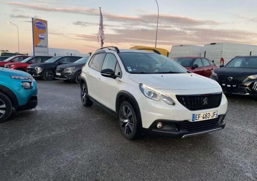 Peugeot 2008 blanc en 3/4 avant droit, avec calandre noire et jantes alliage distinctives GT Line.