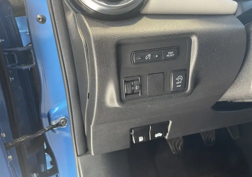 Détail des commandes côté gauche du tableau de bord d'une Nissan Micra IG-T 100 N-Connecta bleu 2020.