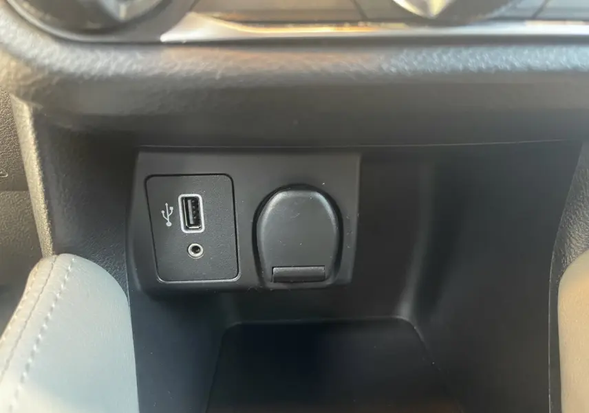 Prise USB et allume-cigare dans la console centrale d'une Nissan Micra IG-T 100 N-Connecta 2020.