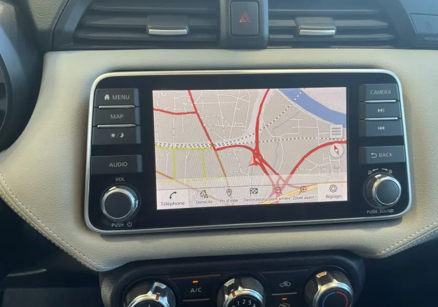 Écran tactile central affichant la navigation dans l'habitacle beige clair d'une Nissan Micra IG-T 100 N-Connecta.