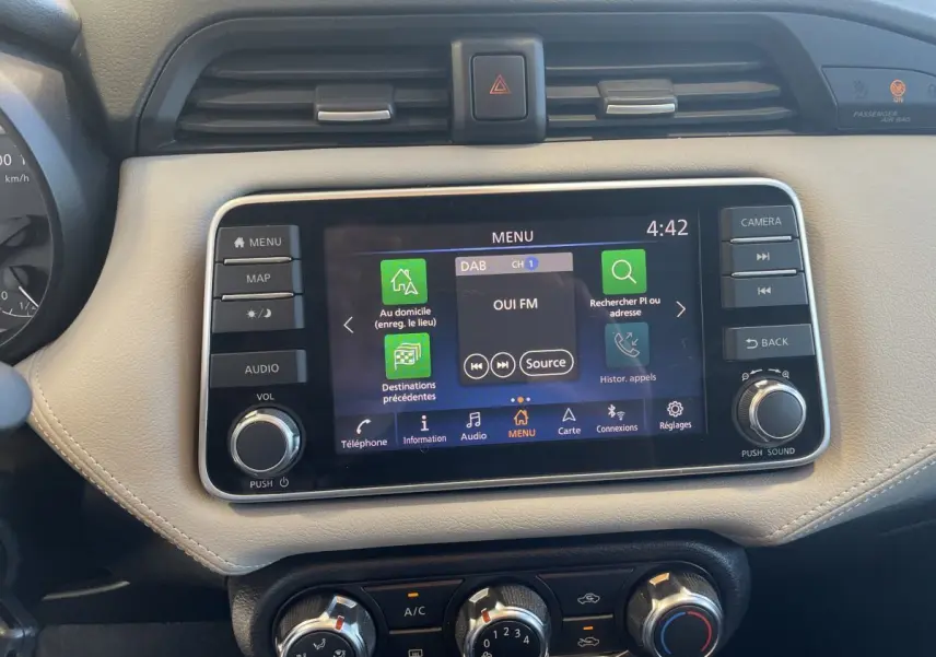 Vue rapprochée du tableau de bord beige et écran tactile 7 pouces de la Nissan Micra IG-T 100 N-Connecta 2020.