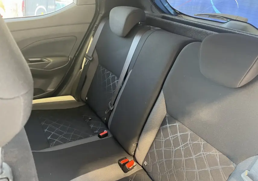 Vue intérieure de la banquette arrière noire avec motifs géométriques de la Nissan Micra IG-T 100 N-Connecta 2020.