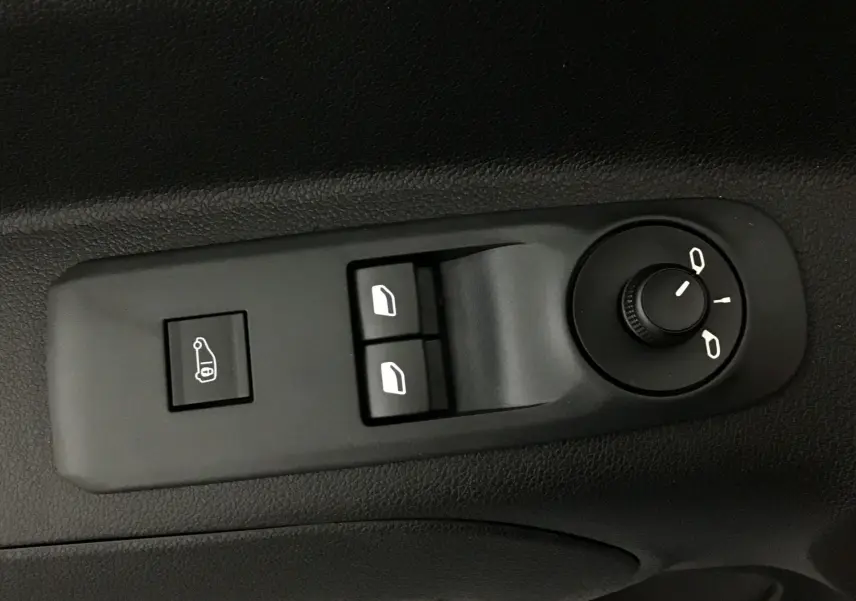 Gros plan sur les commandes de réglage des rétroviseurs et des vitres électriques du Peugeot Partner blanc 2025.