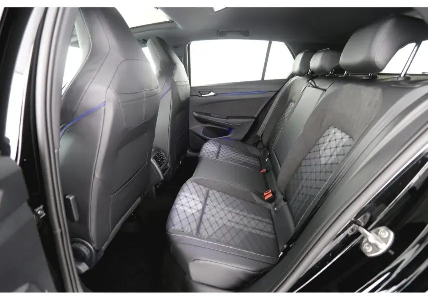 Vue intérieure arrière côté droit de la Volkswagen Golf VIII R-Line, sièges sport en cuir et alcantara avec surpiqûres grises.