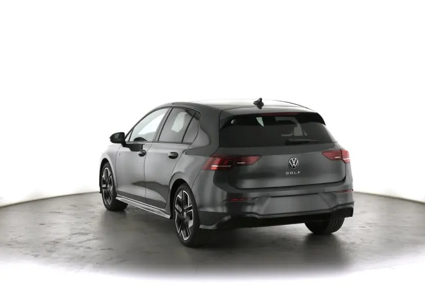 Vue 3/4 arrière droit d'une Volkswagen Golf VIII gris dauphin avec jantes alliage 18 pouces et toit ouvrant panoramique.