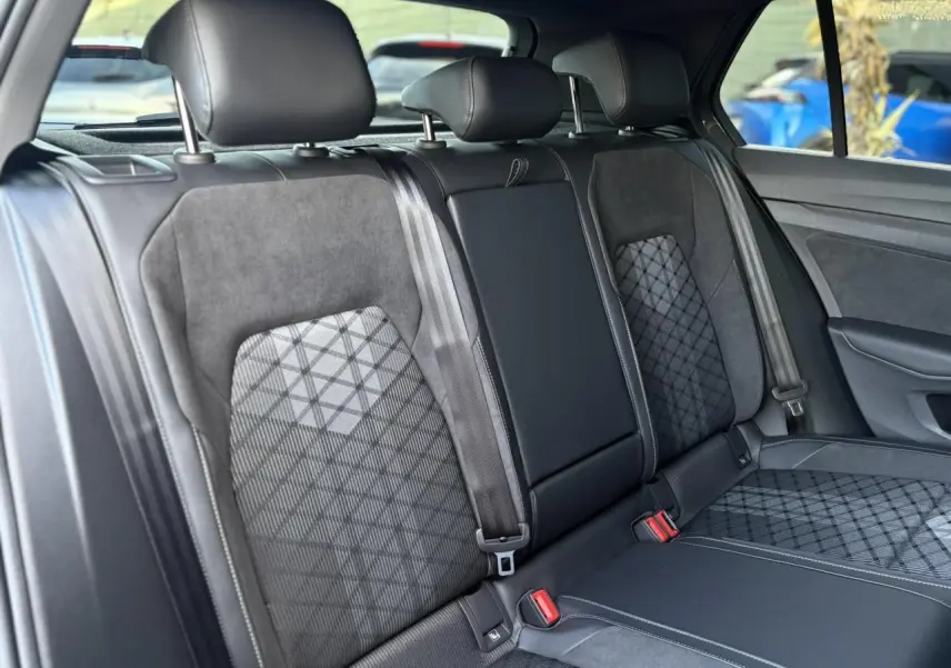 Vue intérieure des sièges arrière en tissu et alcantara gris de la Volkswagen Golf VIII R-Line 2026.