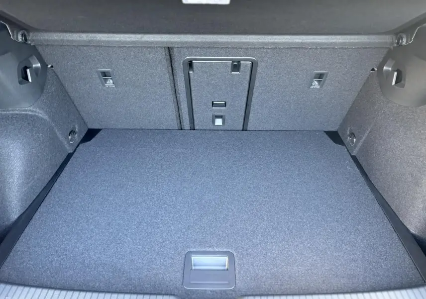 Coffre spacieux et propre de Volkswagen Golf VIII gris dauphin, vue intérieure arrière avec banquette rabattable.