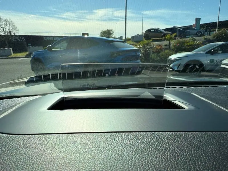 Vue intérieure du tableau de bord du Ford Kuga 2024 avec affichage tête haute transparent en position relevée.