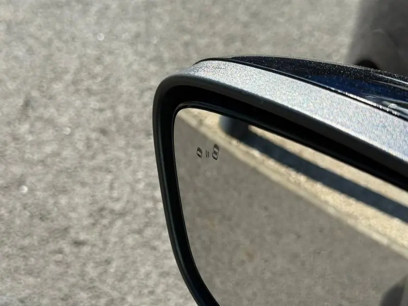 Rétroviseur extérieur droit noir Agate métallisé du Ford Kuga 2024 avec indicateur d'angle mort visible.