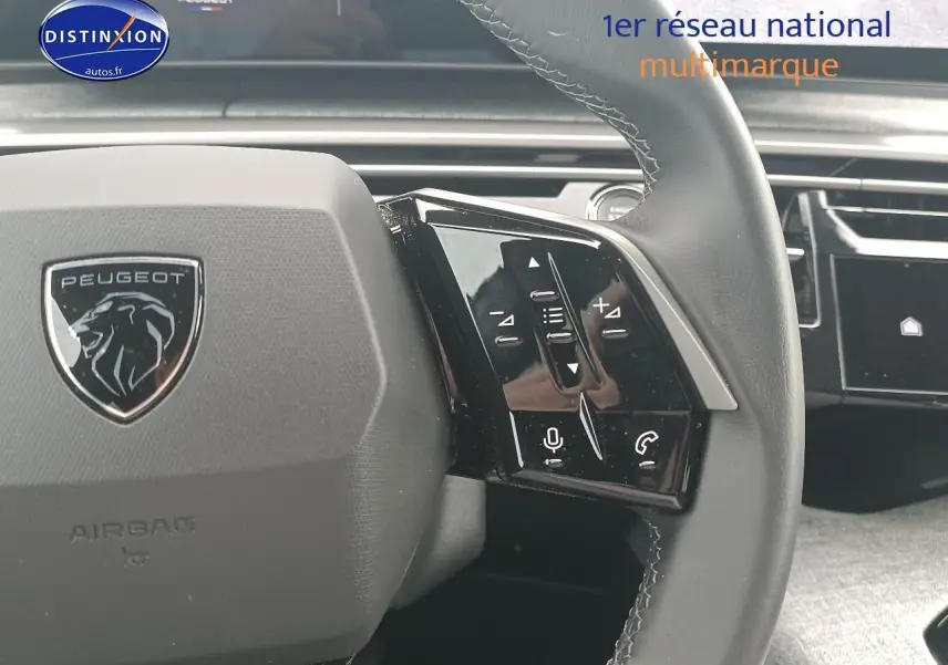 Gros plan sur le volant cuir multifonction d’un Peugeot 3008 2025, avec commandes vocales et téléphone intégrées.