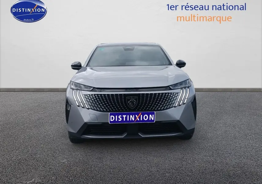 Vue avant d’un Peugeot 3008 gris Artense avec calandre distinctive et feux LED verticaux allumés.