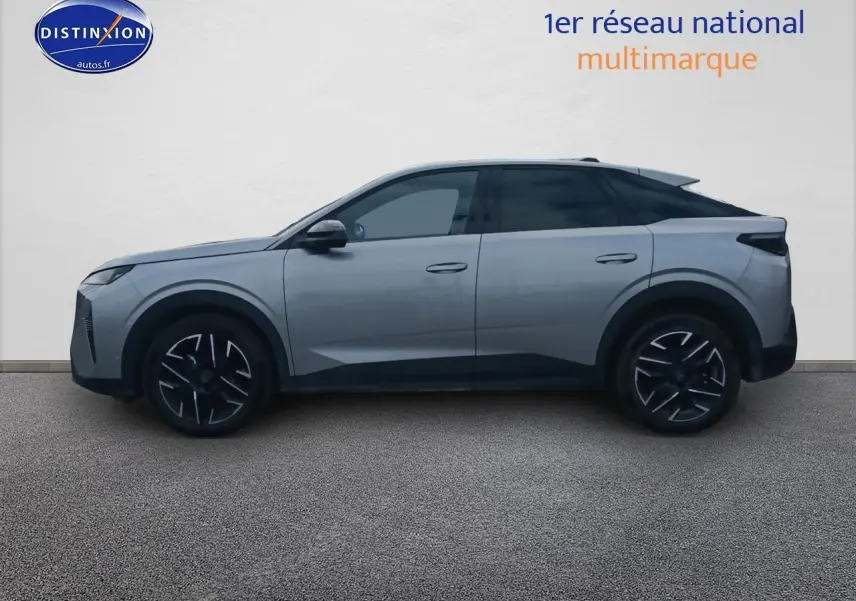 Vue de profil côté gauche d’un Peugeot 3008 gris artense avec toit noir et jantes alliage noires.