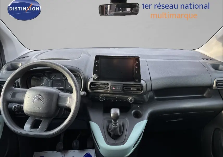 Tableau de bord et volant du Citroën Berlingo Multispace 2019 en vue frontale, avec écran tactile et levier de vitesse manuel.
