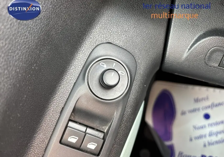 Détail des commandes de réglage des rétroviseurs et des vitres électriques côté conducteur du Citroën Berlingo Multispace gris platinium.