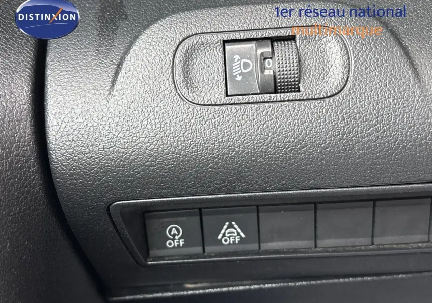 Détail intérieur du tableau de bord du Citroën Berlingo Multispace 2019, montrant les commandes de réglage des phares et d’assistance à la conduite.