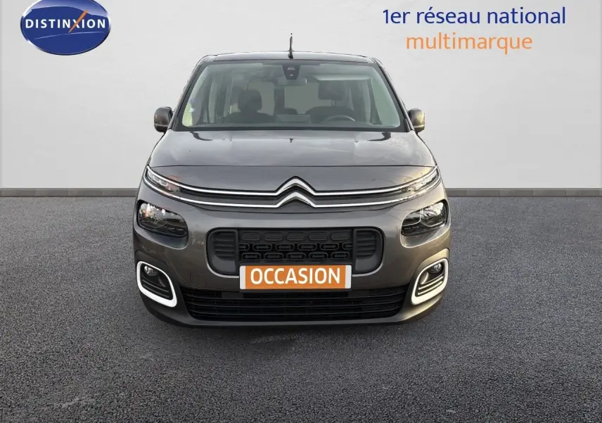 Vue frontale d'un Citroën Berlingo Multispace gris platinium, avec calandre distinctive et plaque "OCCASION" visible.