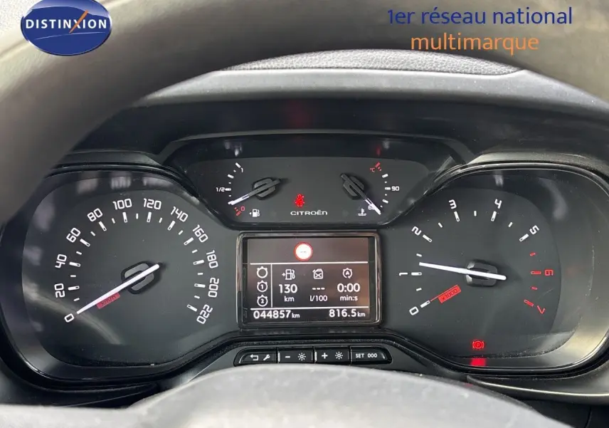 Vue rapprochée du tableau de bord du Citroën Berlingo Multispace 2019, affichage numérique et compteurs analogiques.