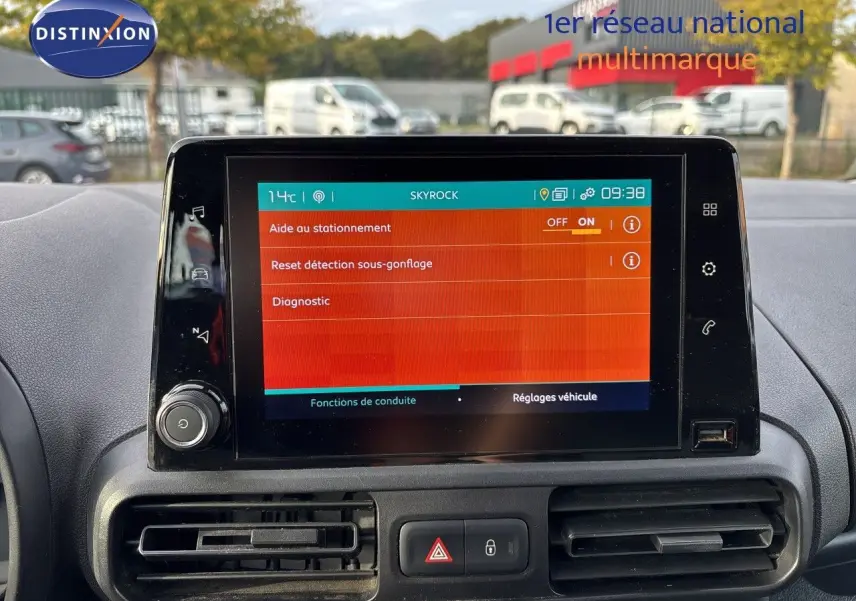Écran tactile central du tableau de bord du Citroën Berlingo Multispace 2019, affichant les réglages d’aide au stationnement.