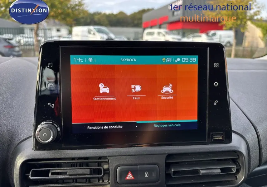 Écran tactile central du tableau de bord du Citroën Berlingo Multispace 2019 affichant les réglages de conduite.
