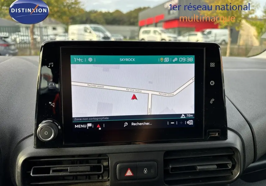 Écran tactile central du tableau de bord du Citroën Berlingo Multispace 2019, affichant un GPS en extérieur.