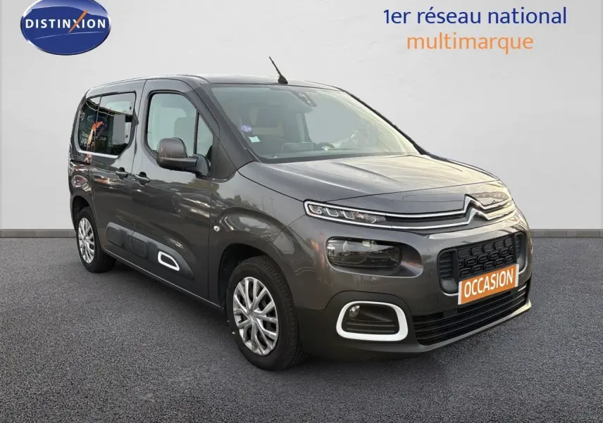 Vue 3/4 avant droit d'un Citroën Berlingo Multispace gris platinium avec détails noirs et jantes alliage.