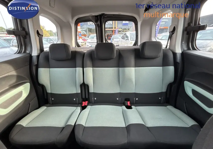 Banquette arrière trois places en tissu bicolore gris et noir du Citroën Berlingo Multispace 2019 vue de face.