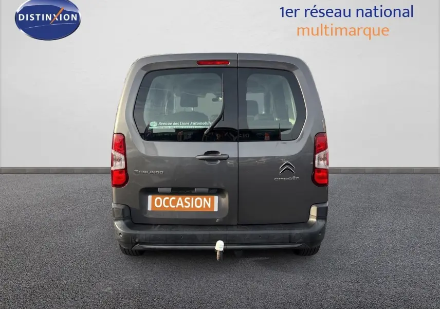 Vue arrière d'un Citroën Berlingo Multispace gris platinium avec hayon double portes et attelage visible.