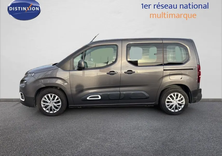 Profil latéral droit d'un Citroën Berlingo Multispace gris platinium avec ses jantes alliage et ses vitres teintées.