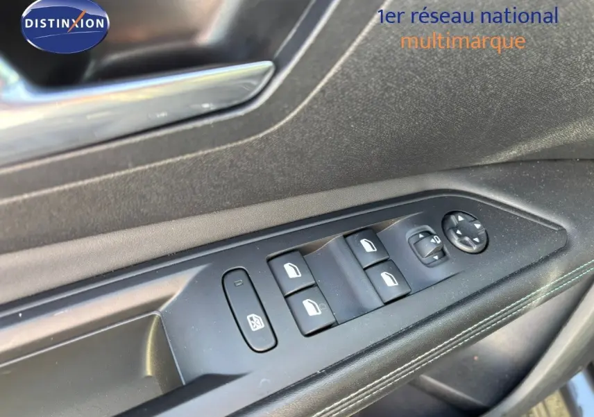 Commandes des vitres électriques et rétroviseurs sur la portière côté conducteur d'un Peugeot 3008 gris platinium hybride rechargeable 2022.