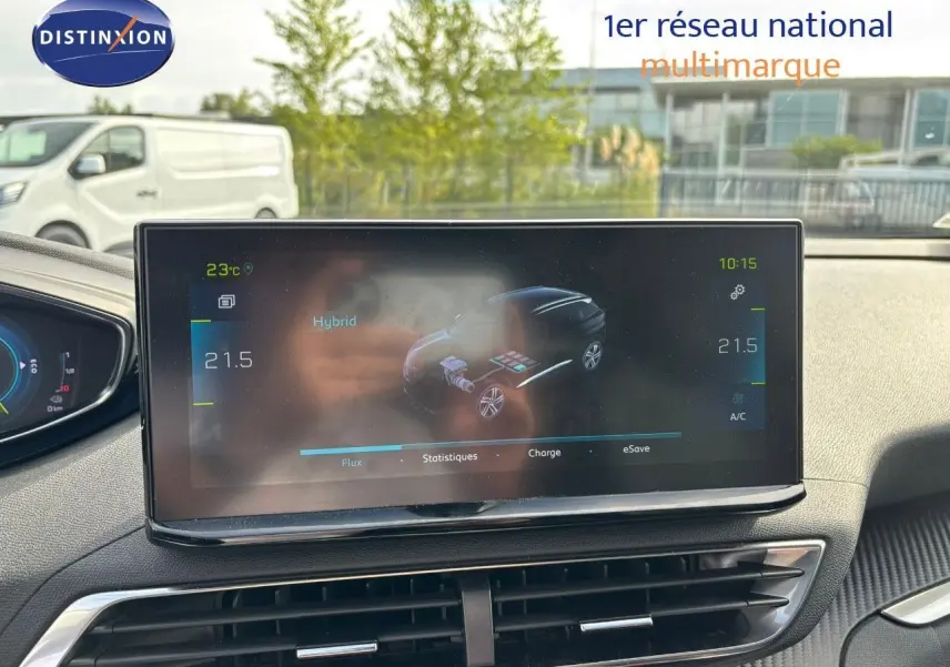 Écran central du Peugeot 3008 hybride 2022 affichant les données de consommation et température intérieure à 21,5°C.