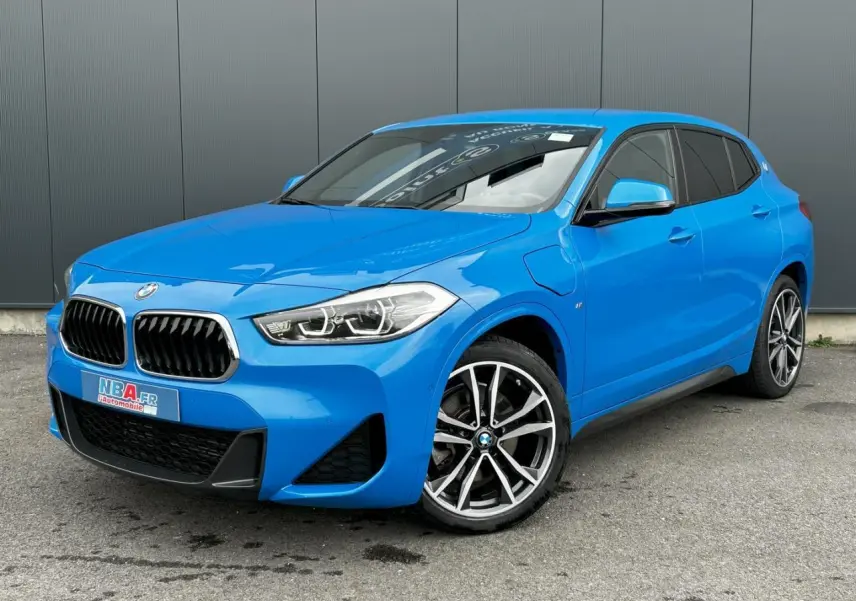 BMW X2 F39 xDrive 25e bleu Misano en 3/4 avant droit avec jantes alliage bicolores et vitres teintées