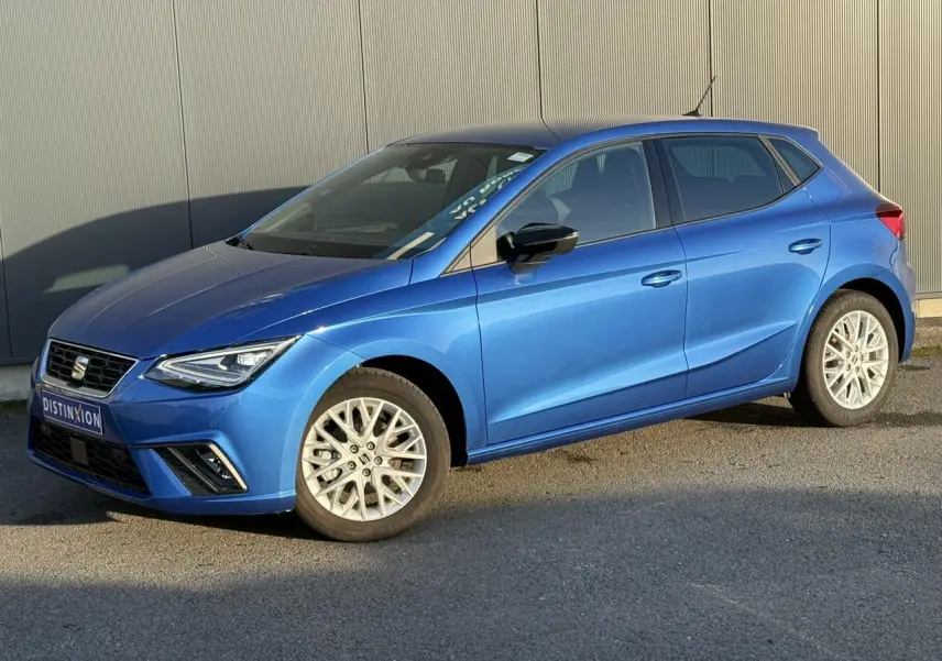 SEAT Ibiza TSI 115 FR bleu saphir vue 3/4 avant droit avec jantes alliage et phares LED triangulaires