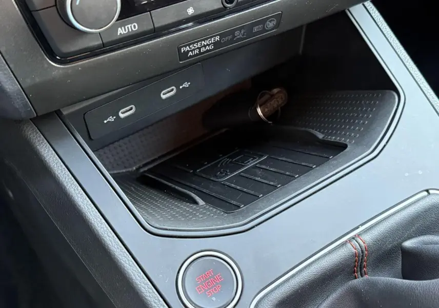 Gros plan sur la console centrale de la SEAT IBIZA TSI 115 FR 2025 avec bouton start/stop et ports USB-C.