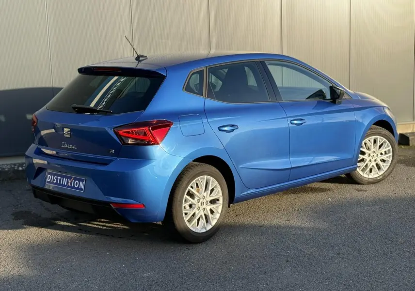SEAT Ibiza TSI 115 FR bleu saphir vue 3/4 arrière droit avec jantes alliage et feux LED triangulaires.