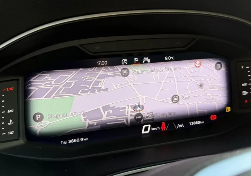 Affichage numérique 10 pouces du tableau de bord SEAT Ibiza TSI 115 FR 2025 montrant la navigation et les alertes.