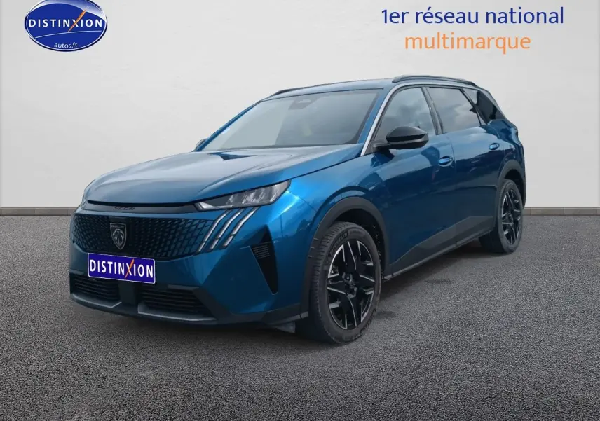 Peugeot 5008 Hybrid 145 allure e-dcs6 bleu en 3/4 avant droit avec jantes alu noires et calandre distinctive.