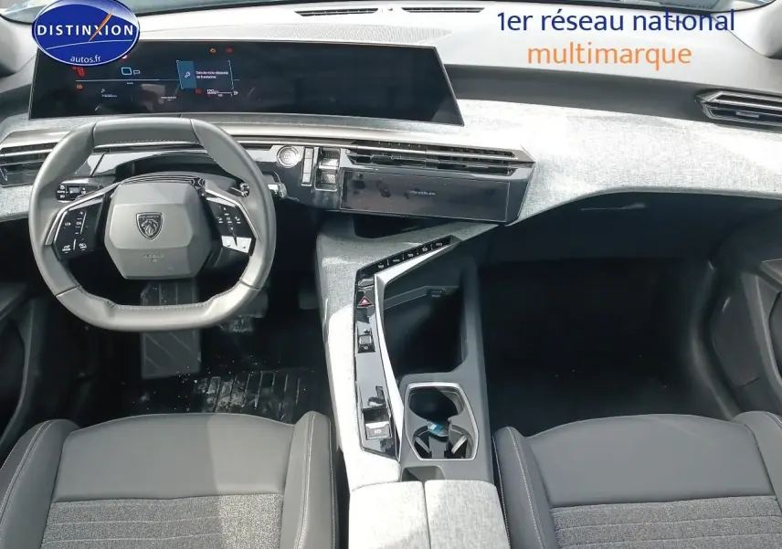 Vue intérieure avant du Peugeot 5008 Hybrid bleu 2025, volant cuir multifonction et tableau de bord numérique large.